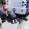 ﻿Haseki'de karşıya geçmeye çalışan kişi tramvayın altında kaldı