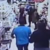 Müşterilerin şaşkın bakışları arasında silahlı soygun
