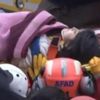 19 saat sonra enkazdan sağ çıkartıldı 19 saat sonra enkazdan sağ çıkartıldı