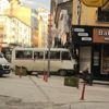 Bilecik'te freni boşalan minibüs, bir dükkanın duvarına çarparak durabildi Bilecik'te freni boşalan minibüs, bir dükkanın duvarına çarparak durabildi