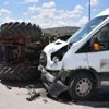 Minibüs ile traktör çarpıştı: 1 yaralı Minibüs ile traktör çarpıştı: 1 yaralı