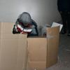 Karton koli içerisinde yatarken yakalandı Karton koli içerisinde yatarken yakalandı