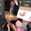 Başkan Türkyılmaz vatandaşlara civciv dağıttı Başkan Türkyılmaz vatandaşlara civciv dağıttı