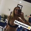 Yasmin Erbil'in Six Pack pozu