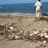 Selin Karadeniz kıyılarına getirdiği atıklar temizleniyor