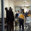 İneğin çarptığı kadın hastanelik oldu! İneğin çarptığı kadın hastanelik oldu!