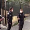Elektrik tellerine takılan uçurtmasını almak isteyen ... Elektrik tellerine takılan uçurtmasını almak isteyen ...