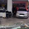 Otomobil iş yerine girdi!