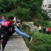 Köprüden atlamak üzere olan genci polis kurtardı Köprüden atlamak üzere olan genci polis kurtardı