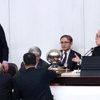 Meclis’te bu kez mikrofon kırdılar Meclis’te bu kez mikrofon kırdılar