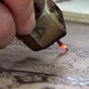 Ağacı yakarak sanat eserine dönüştürüyor