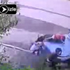 Çocuk sürücü izinsiz aldığı otomobille kaldırımdaki çocukları ezdi Çocuk sürücü izinsiz aldığı otomobille kaldırımdaki çocukları ezdi