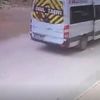 Üzerinden minibüs geçti Üzerinden minibüs geçti