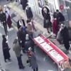 Dev tabela vatandaşların üzerine düştü Dev tabela vatandaşların üzerine düştü
