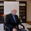 Gülen ayaklarını sürüyerek yürüyor Gülen ayaklarını sürüyerek yürüyor