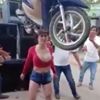 Asyalı genç kadın kafasında scooter taşıdı Asyalı genç kadın kafasında scooter taşıdı