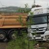 Kontrolden çıkan hafriyat kamyonu makaslayarak durabildi: 1 yaralı