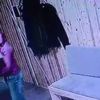 Yirmi saniyede televizyonu çaldı: Kameralardan kaçamadı Yirmi saniyede televizyonu çaldı: Kameralardan kaçamadı