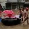 Hamile kadın sel felaketinin ortasında ortasında doğurdu