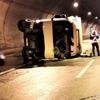 İzmir-Aydın otoyolundaki Selatin Tüneli'nde tır devrildi İzmir-Aydın otoyolundaki Selatin Tüneli'nde tır devrildi
