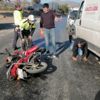 Motosikletli sürücü önce kamyonetle çarpıştı sonra başka kamyonetin altına girdi