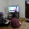 Şemdinli de derslerini takip edemeyen 2 kardeşe televizyon ... Şemdinli de derslerini takip edemeyen 2 kardeşe televizyon ...