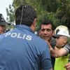 Taksici gerçeği öğrenince kendisini aracının içine kilitledi! Adana'da ilginç olay Taksici gerçeği öğrenince kendisini aracının içine kilitledi! Adana'da ilginç olay