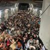 150 kişilik uçakta 640 Afgan! Fotoğrafı ABD servis etti, nereye götürüldükleri ise bilinmiyor