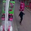 Rüzgarda sürüklenen standın peşinden koştu