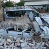 Duvar, park halindeki araçların üzerine çöktü Duvar, park halindeki araçların üzerine çöktü