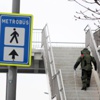 Metrobüs üstgeçidinde şüpheli paket Metrobüs üstgeçidinde şüpheli paket