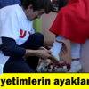 'Simitçi Erkan' Suriyeli yetimlerin ayaklarını ısıttı 'Simitçi Erkan' Suriyeli yetimlerin ayaklarını ısıttı