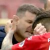 UTA Arad'ın teknik direktörü Laszlo Balint, futbolcusunun kulaklarını çektiği sevinciyle olay oldu UTA Arad'ın teknik direktörü Laszlo Balint, futbolcusunun kulaklarını çektiği sevinciyle olay oldu