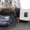 Asfalt dökme aracı park halindeki 2 aracın üzerine devrildi Asfalt dökme aracı park halindeki 2 aracın üzerine devrildi