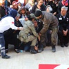 Babasının tabutu başında en acı oyun