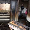 Evleri yanan aile kömürlükte yatıyor