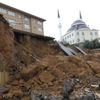 Sancaktepe’de okulun istinat duvarı çöktü