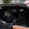 Polis, saldırganı ısırarak rehineleri kurtardı! Polis, saldırganı ısırarak rehineleri kurtardı!