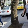 Genç bir kadınla görüntülenince panikleyen Yılmaz Erdoğan'dan gazetecilere sert tepki: Kaybol!