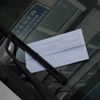 Polisler ceza makbuzu şeklindeki broşürlerle hırsızlığa dikkat çekti Polisler ceza makbuzu şeklindeki broşürlerle hırsızlığa dikkat çekti