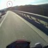 Gaziosmanpaşa mevkisinde seyreden motosikletlinin başına pet şişe çarptı Gaziosmanpaşa mevkisinde seyreden motosikletlinin başına pet şişe çarptı