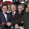 Karayalçın, İnönü ve Hazinedar'ı kameralar önünde tokalaştırdı Karayalçın, İnönü ve Hazinedar'ı kameralar önünde tokalaştırdı