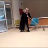 Muayene için geldiği hastanede temizlik yaptı