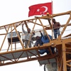 Paralarını alamayan işçiler vince çıktı Paralarını alamayan işçiler vince çıktı
