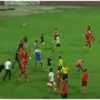Sinirlenen taraftarlar futbolcuları kovaladı Sinirlenen taraftarlar futbolcuları kovaladı