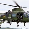 Pilot, hava gösterisi sırasında helikopterden düştü Pilot, hava gösterisi sırasında helikopterden düştü