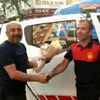 Yangın ihbarına giden itfaiyecilere çiçekli karşılama