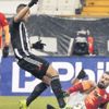 Boyunu aştı kırmızıyı gördü