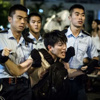 Polis, Hong Kong'ta 80 göstericiyi gözaltına aldı Polis, Hong Kong'ta 80 göstericiyi gözaltına aldı