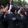 Bakan Çelik, gruba müdahale eden polisi ’Sakin olun’ diyerek uyardı Bakan Çelik, gruba müdahale eden polisi ’Sakin olun’ diyerek uyardı